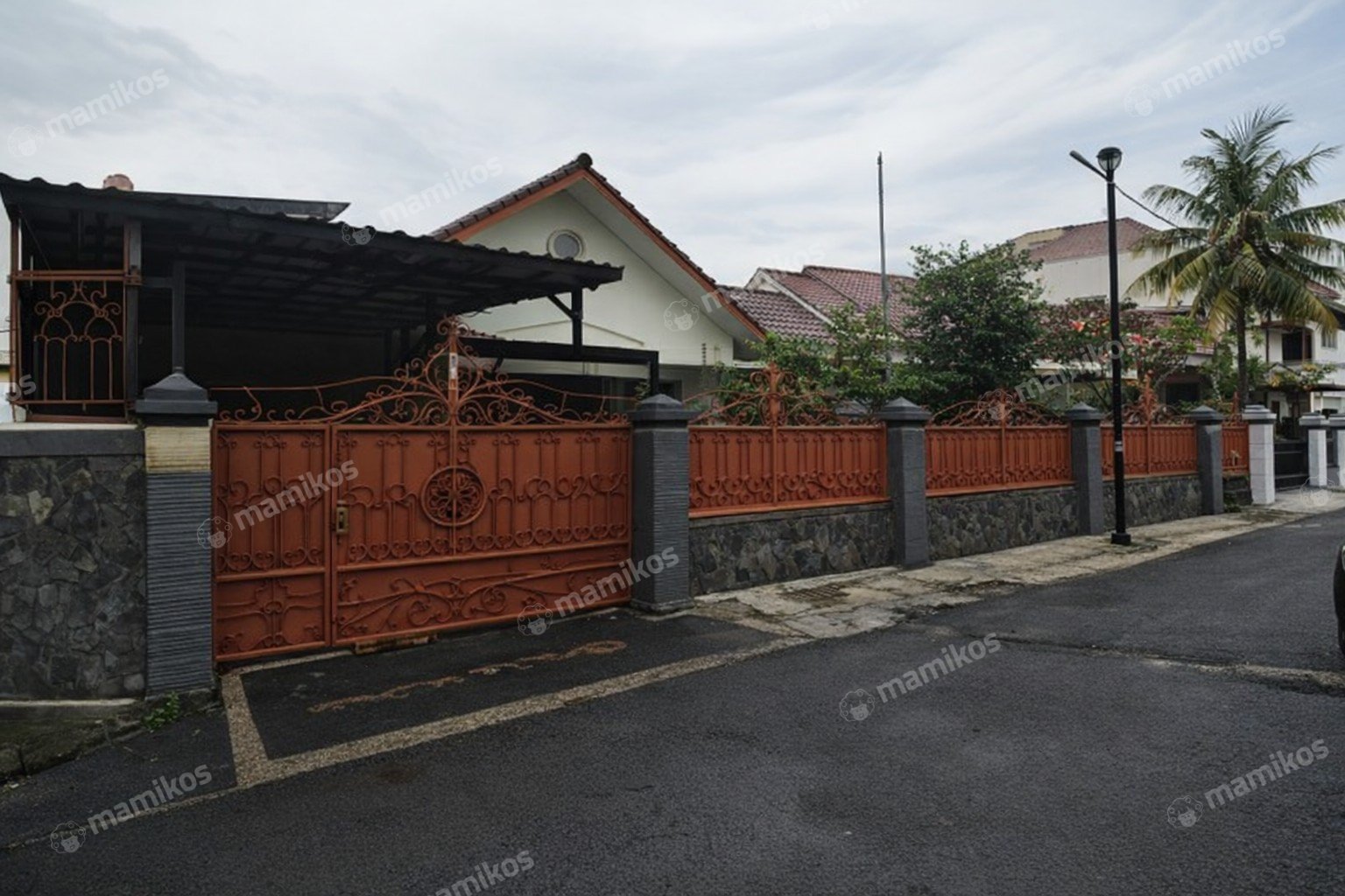 Rumah Sertifikat SHM 4 Kamar Tidur 4 Kamar Mandi Jatiwaringin Jakarta Timur