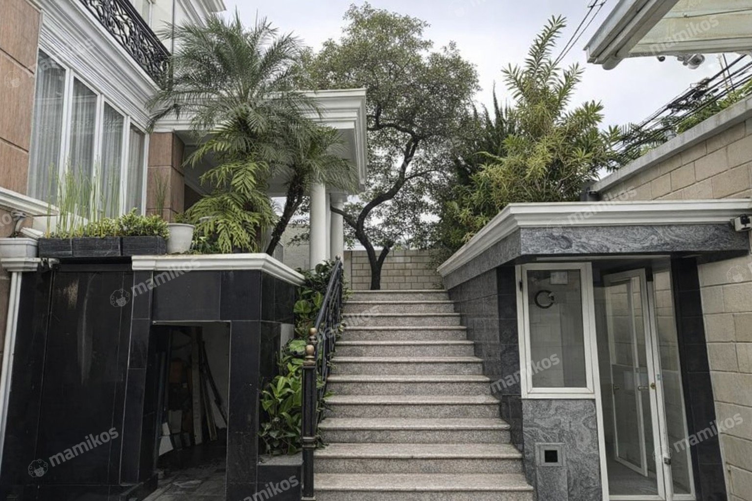 Rumah Sertifikat SHM 8 Kamar Tidur 8 Kamar Mandi Simprug Garden Jakarta Selatan