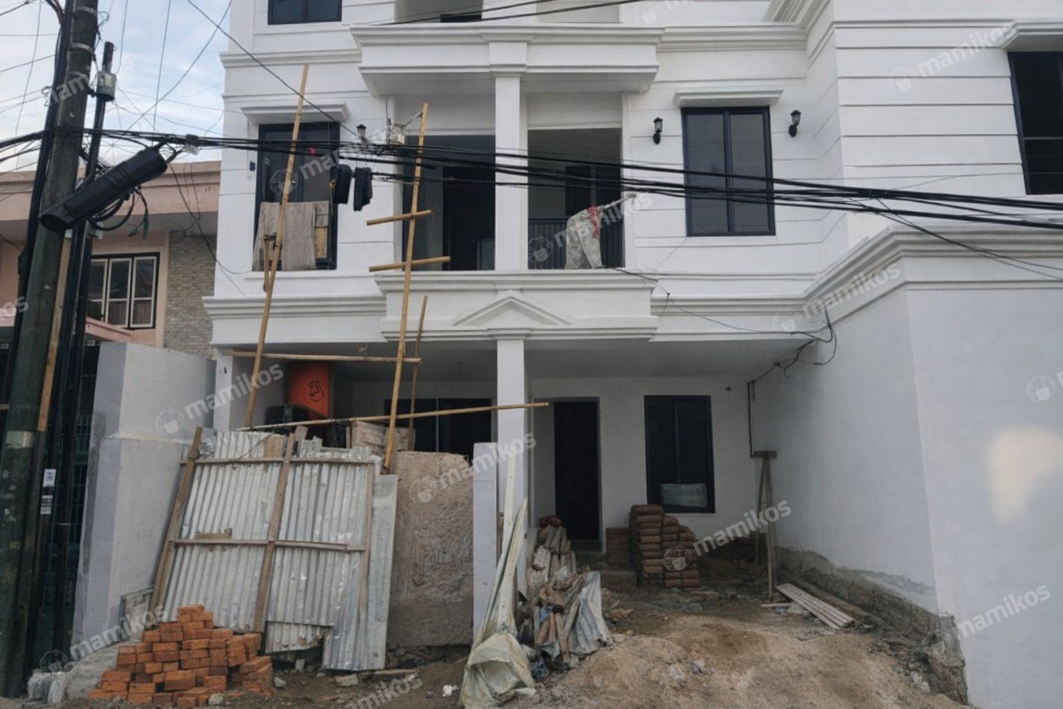 Rumah Sertifikat SHM 3 Kamar Tidur 3 Kamar Mandi Taman Ratu Jakarta Barat
