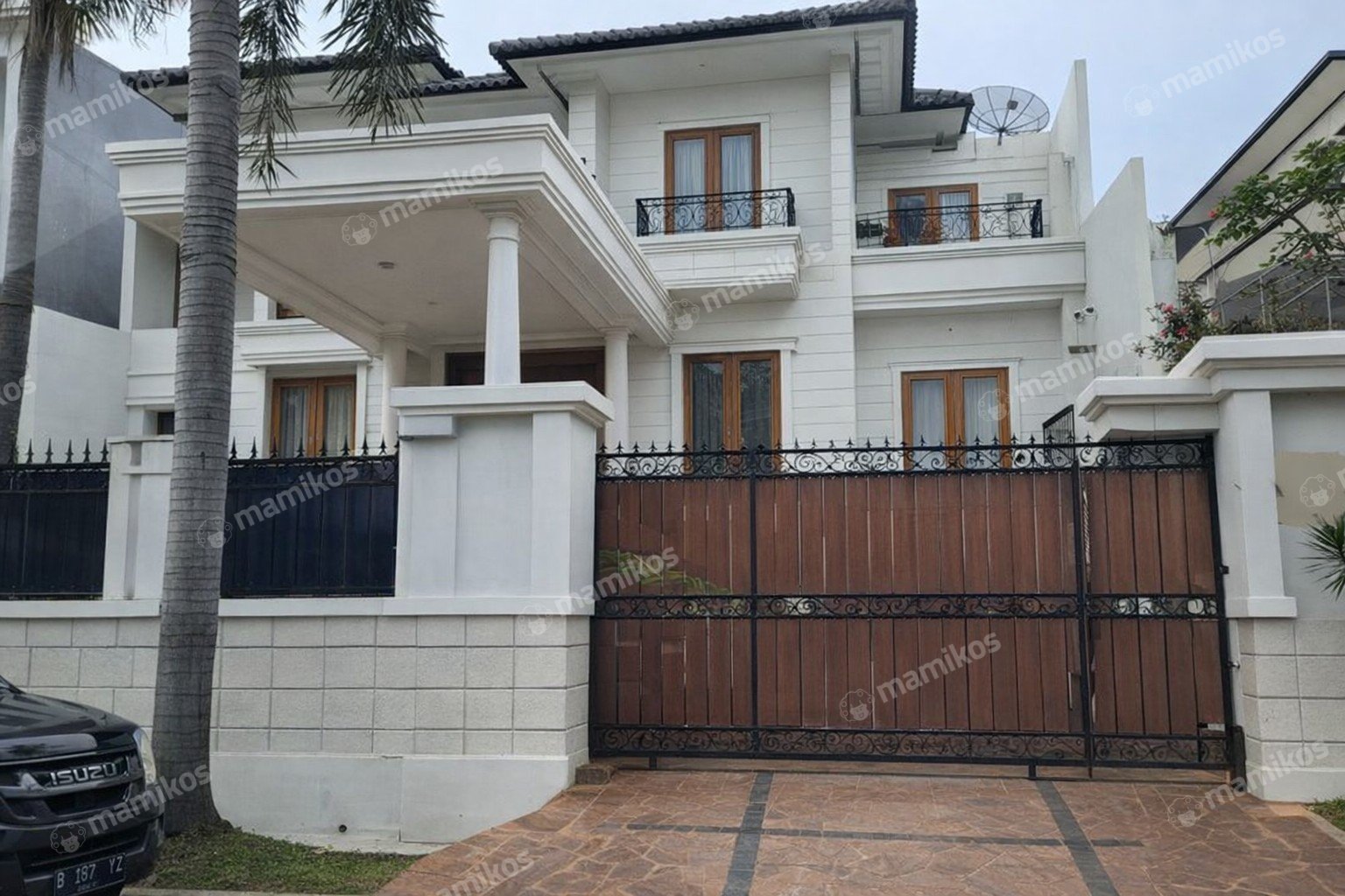 Rumah Sertifikat SHM 4 Kamar Tidur 4 Kamar Mandi Intercon Jakarta Barat
