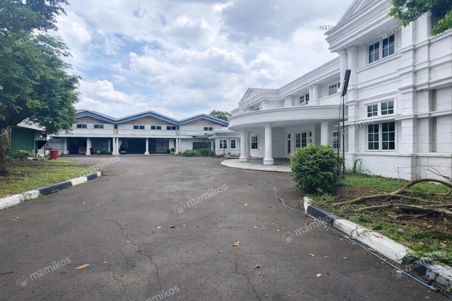 Rumah Sertifikat SHM 10 Kamar Tidur 10 Kamar Mandi Kemang Jakarta Selatan