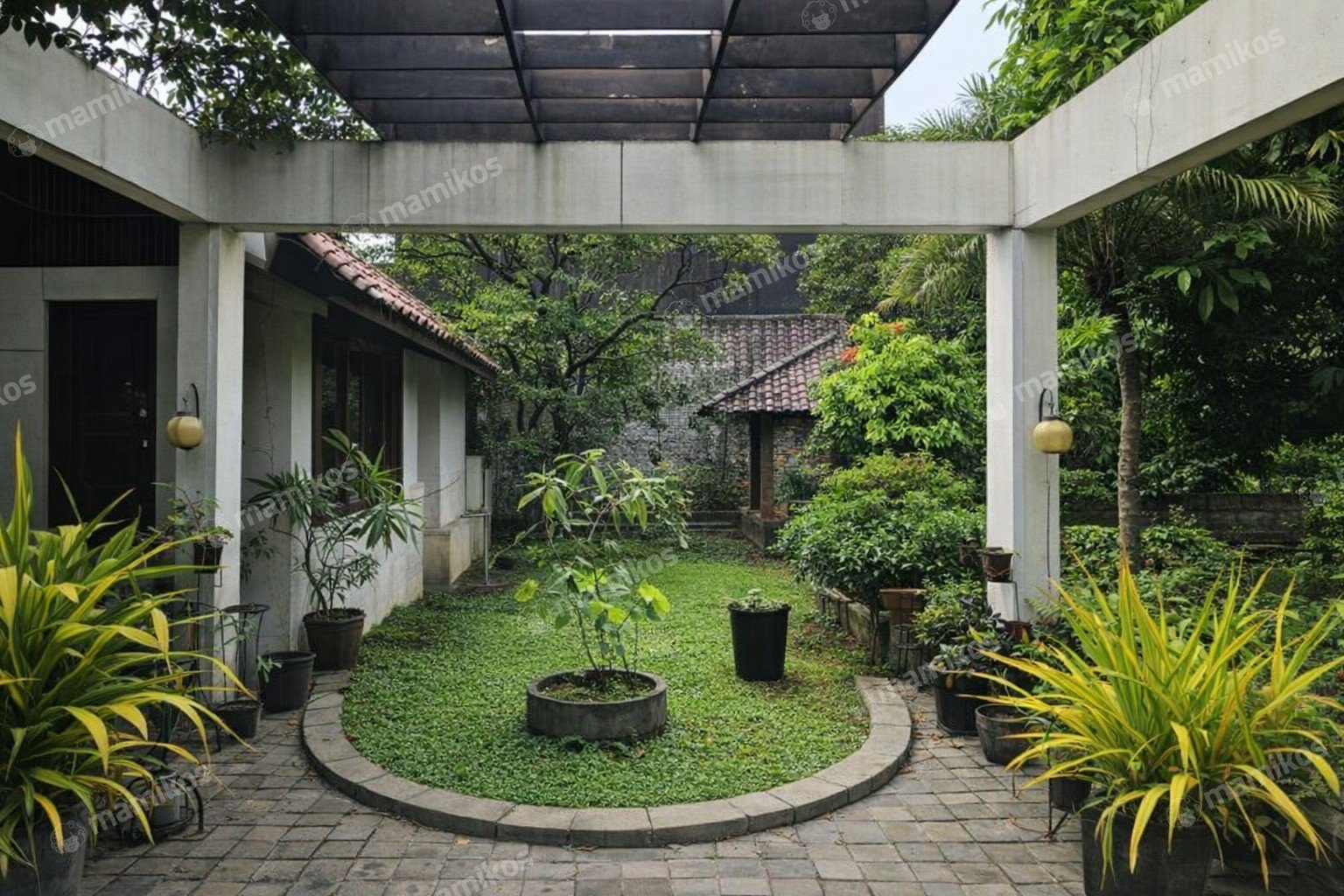 Rumah Sertifikat SHM 5 Kamar Tidur 4 Kamar Mandi Intercon Jakarta Barat