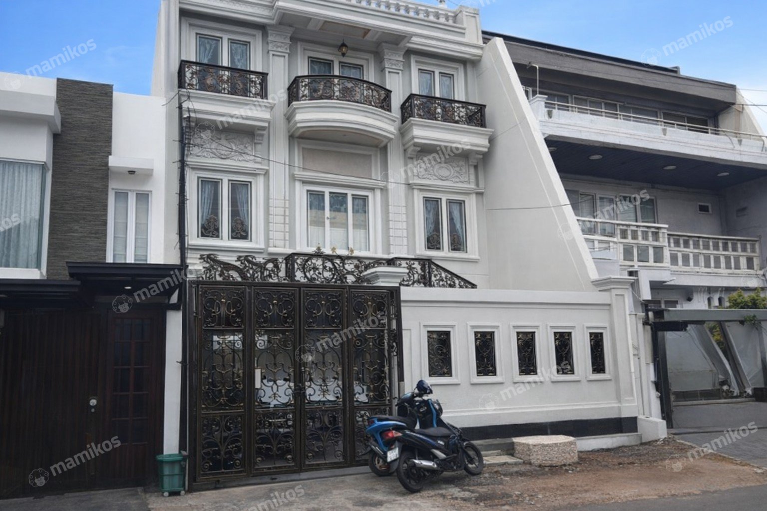 Rumah Sertifikat SHM 6 Kamar Tidur 4 Kamar Mandi Taman Palem Jakarta Barat