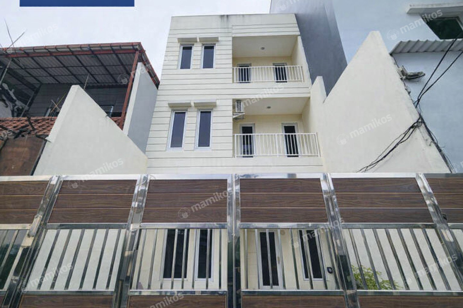 Rumah Sertifikat SHM 5 Kamar Tidur 5 Kamar Mandi Taman Ratu Jakarta Barat