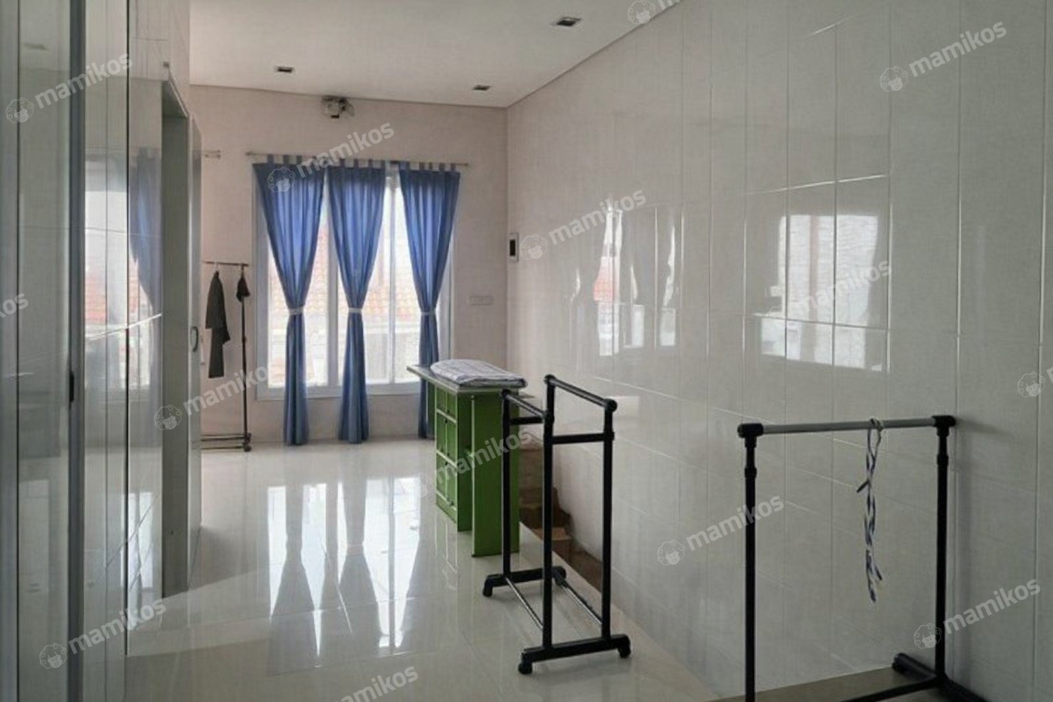 Rumah 6 Kamar Tidur 3 Kamar Mandi 3 Lantai Taman Palem Jakarta Barat