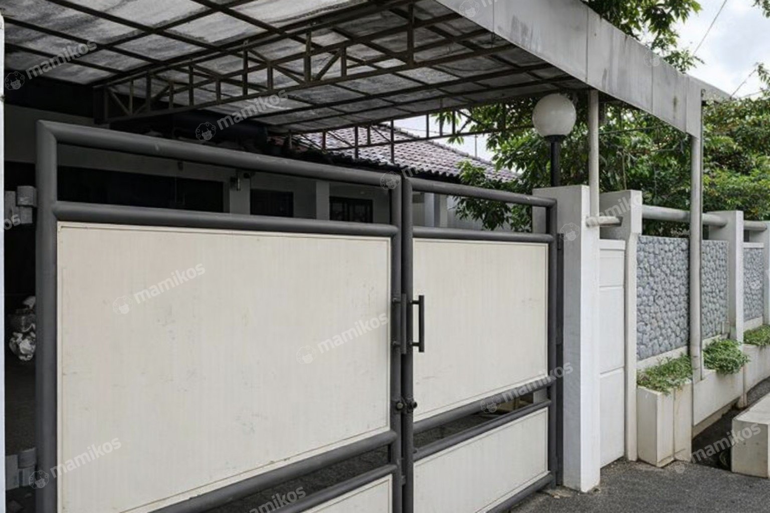 Rumah Sertifikat SHM 4 Kamar Tidur 3 Kamar Mandi Intercon Jakarta Barat