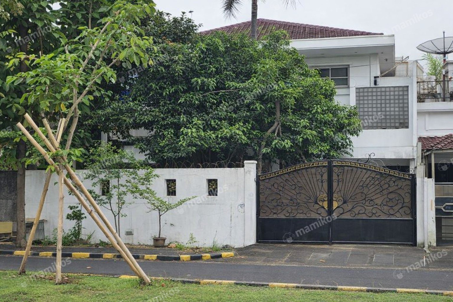 Rumah Sertifikat SHM 4 Kamar Tidur 3 Kamar Mandi Intercon Jakarta Barat