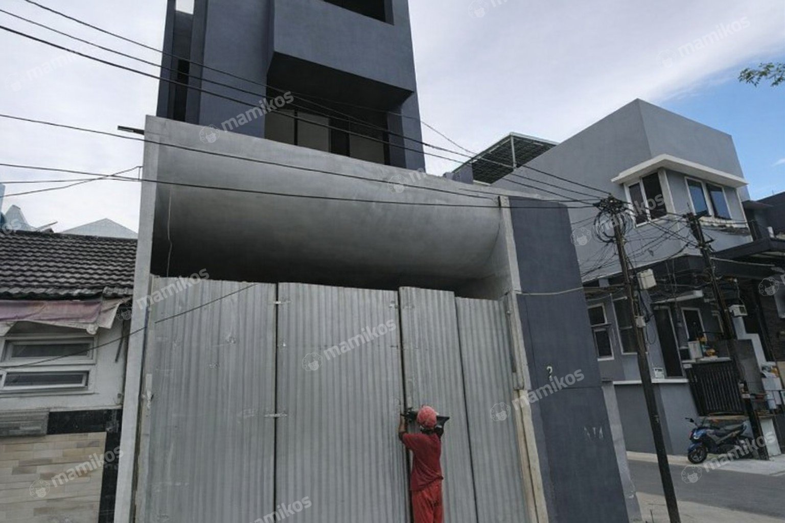 Rumah Sertifikat SHM 4 Kamar Tidur 4 Kamar Mandi Taman Ratu Jakarta Barat