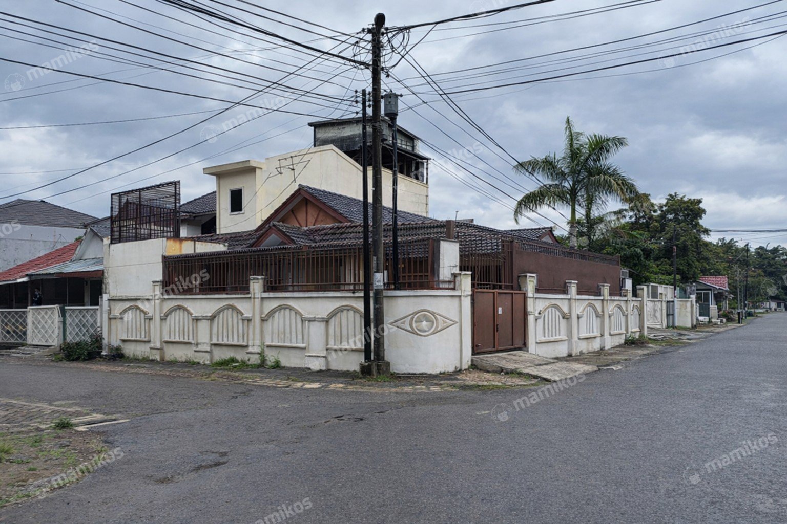 Rumah Sertifikat SHM 5 Kamar Tidur 3 Kamar Mandi Duta Garden Jakarta Barat