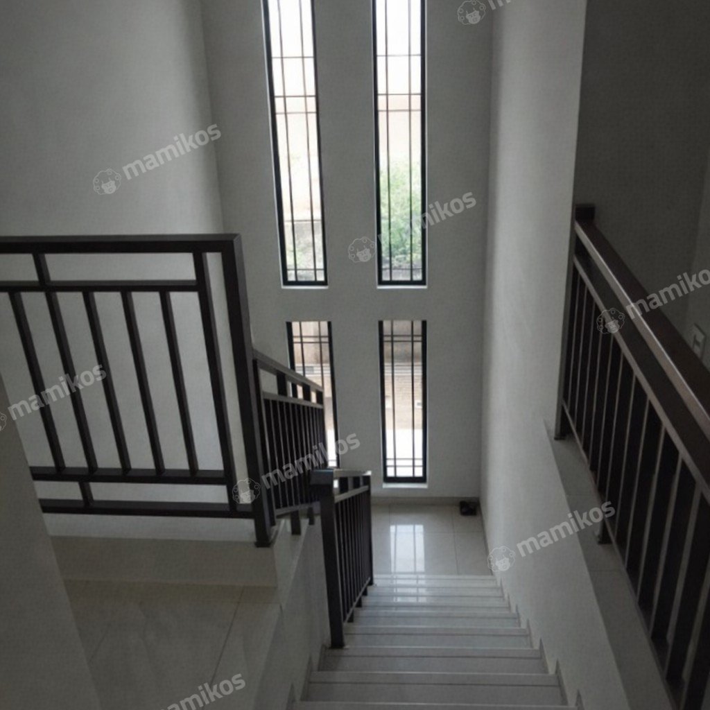 Rumah Sertifikat SHM 7 Kamar Tidur 4 Kamar Mandi Tanjung Duren Jakarta Barat - Photo 2