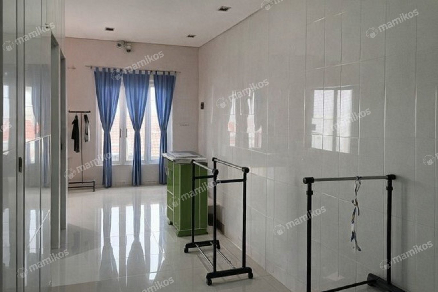 Rumah 6 Kamar Tidur 3 Kamar Mandi 3 Lantai Taman Palem Jakarta Barat