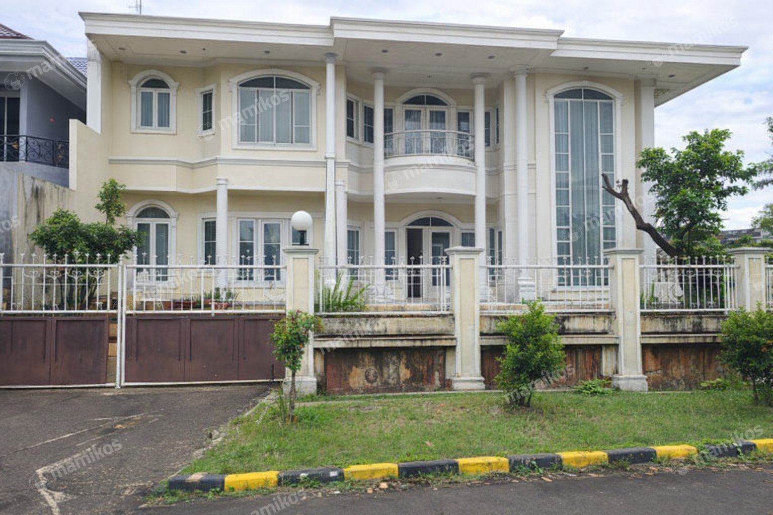 Rumah Sertifikat SHM 5 Kamar Tidur 4 Kamar Mandi Intercon Jakarta Barat