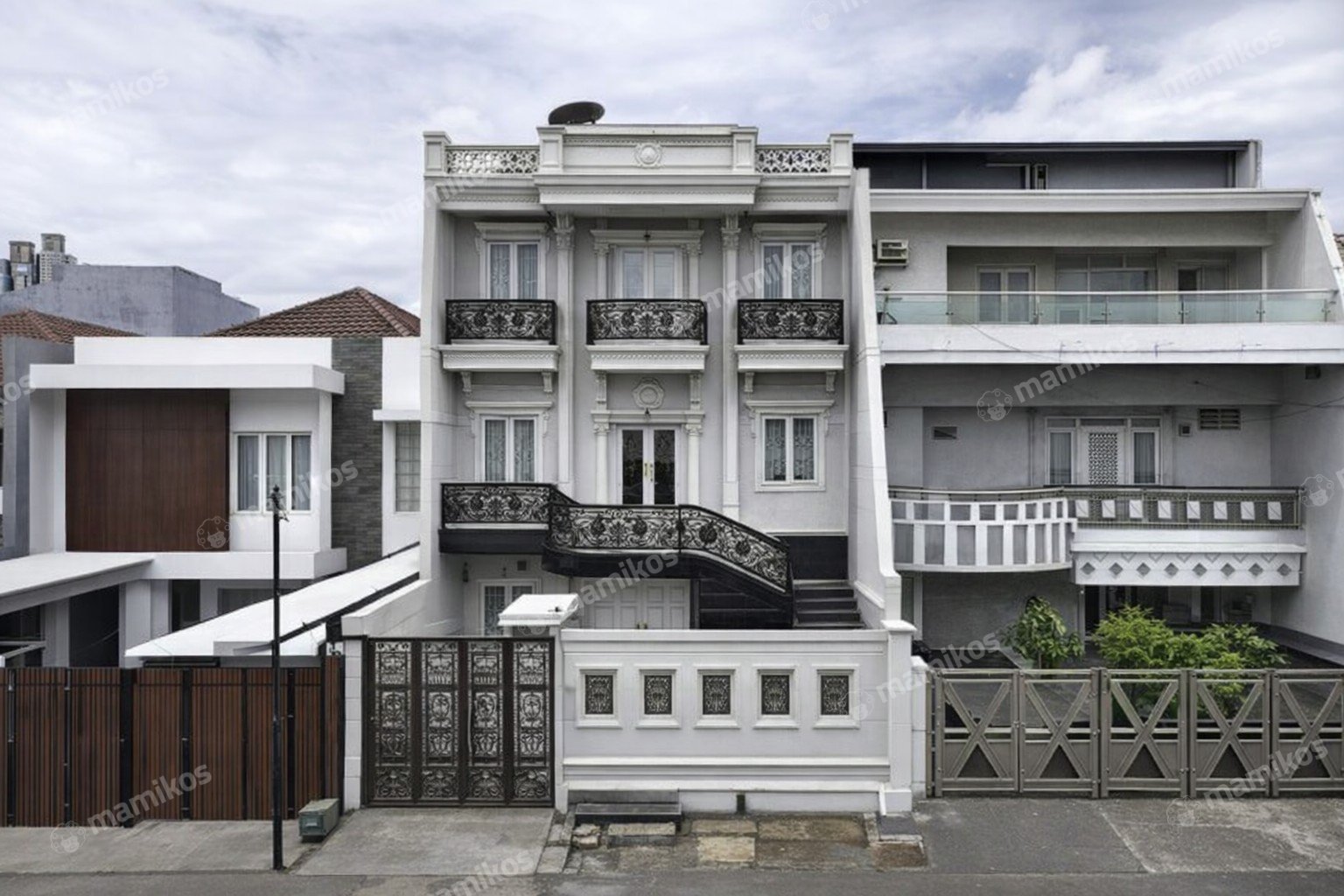 Rumah Sertifikat SHM 6 Kamar Tidur 4 Kamar Mandi Pantai Indah Kapuk Jakarta Utara