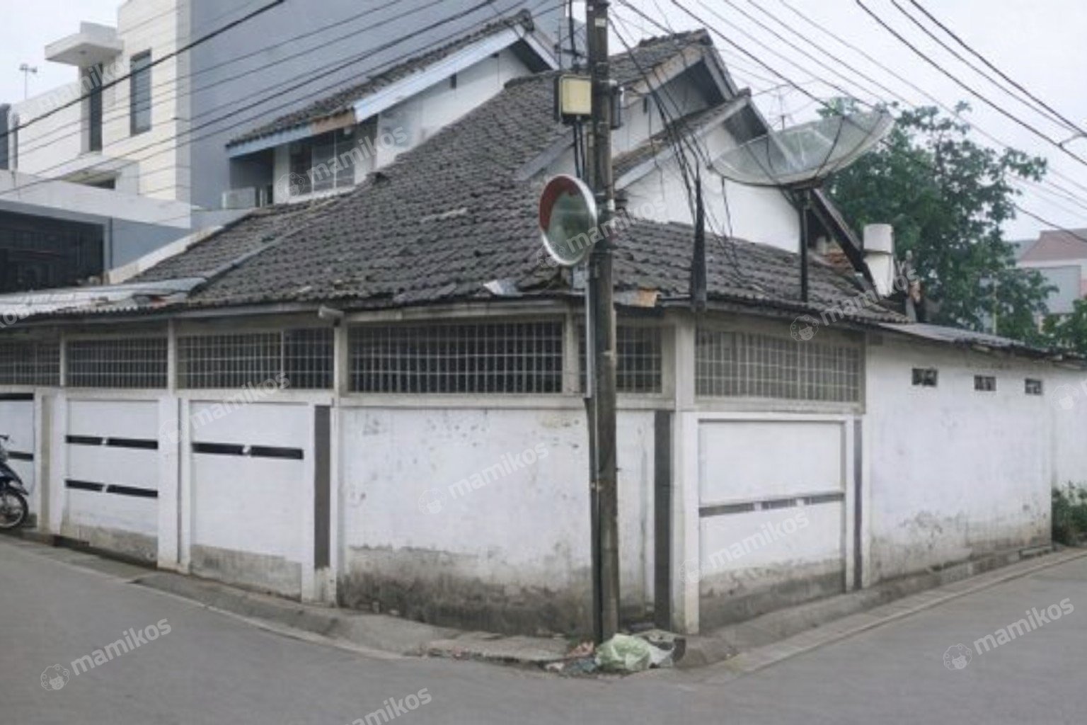Rumah Sertifikat SHM 4 Kamar Tidur 3 Kamar Mandi Taman Ratu Jakarta Barat - Photo 2
