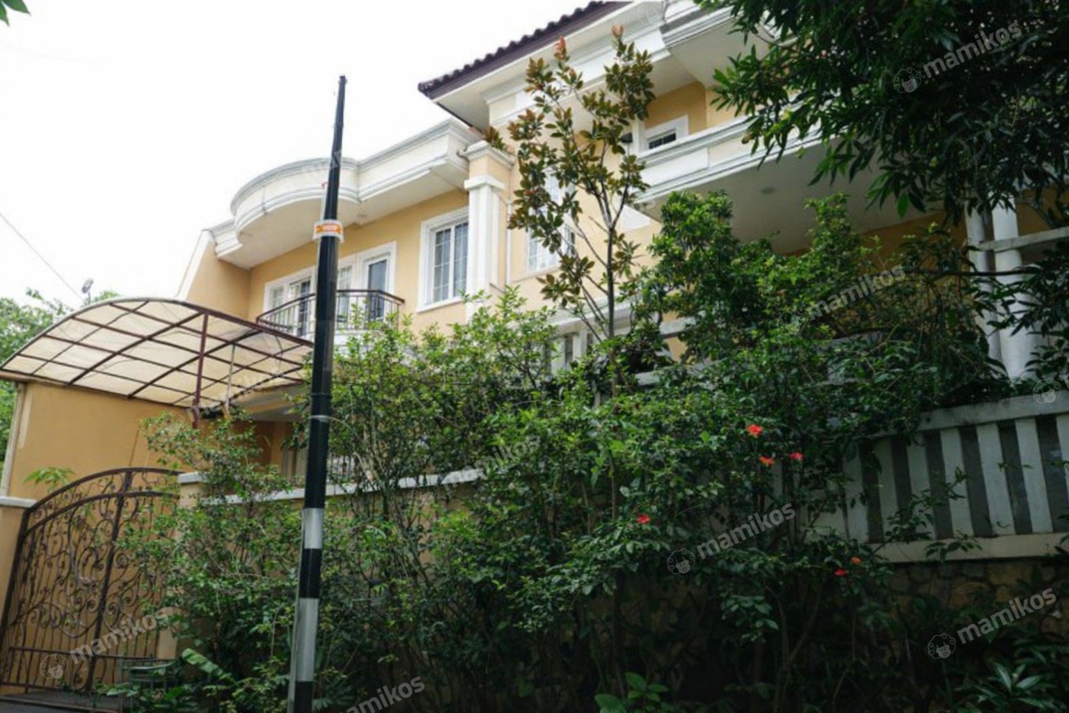 Rumah Sertifikat SHM 6 Kamar Tidur 4 Kamar Mandi Mega Kuningan Jakarta Selatan