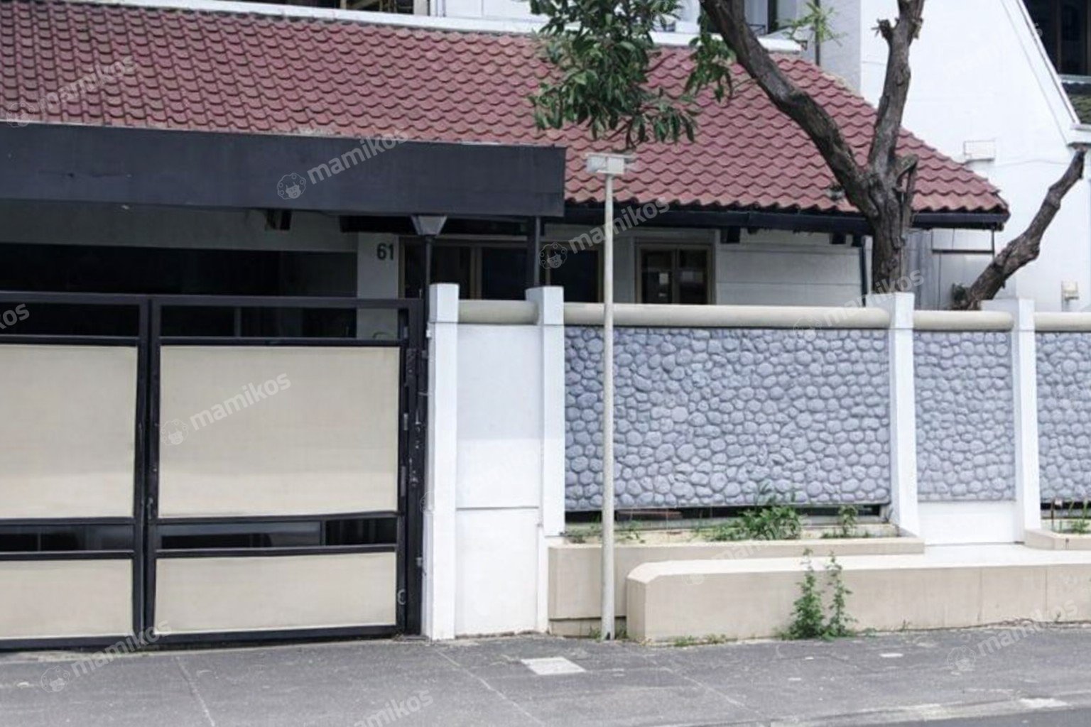 Rumah Sertifikat SHM 4 Kamar Tidur 3 Kamar Mandi Intercon Jakarta Barat