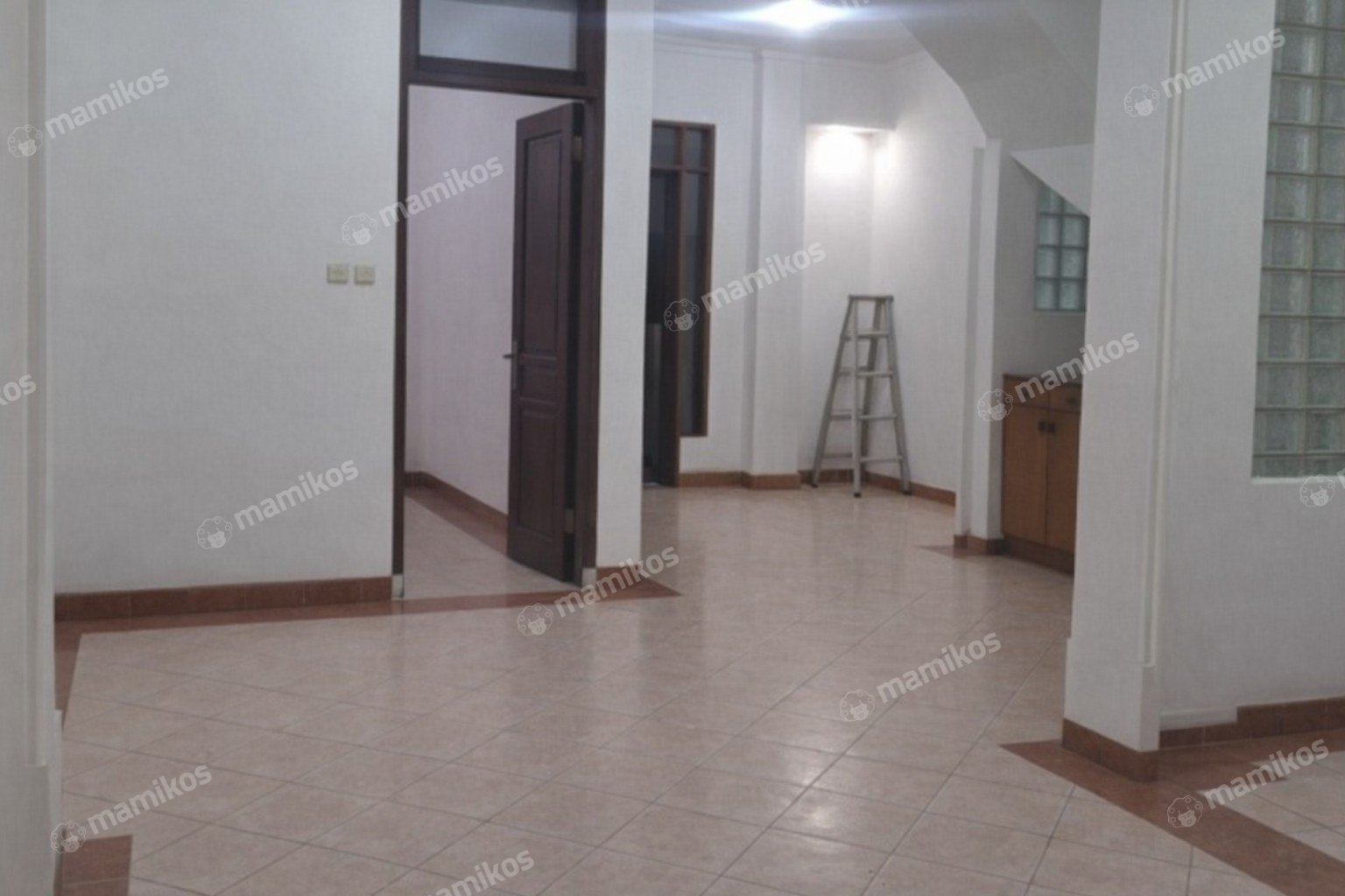 Rumah Sertifikat SHM 5 Kamar Tidur 4 Kamar Mandi Taman Surya Jakarta Barat