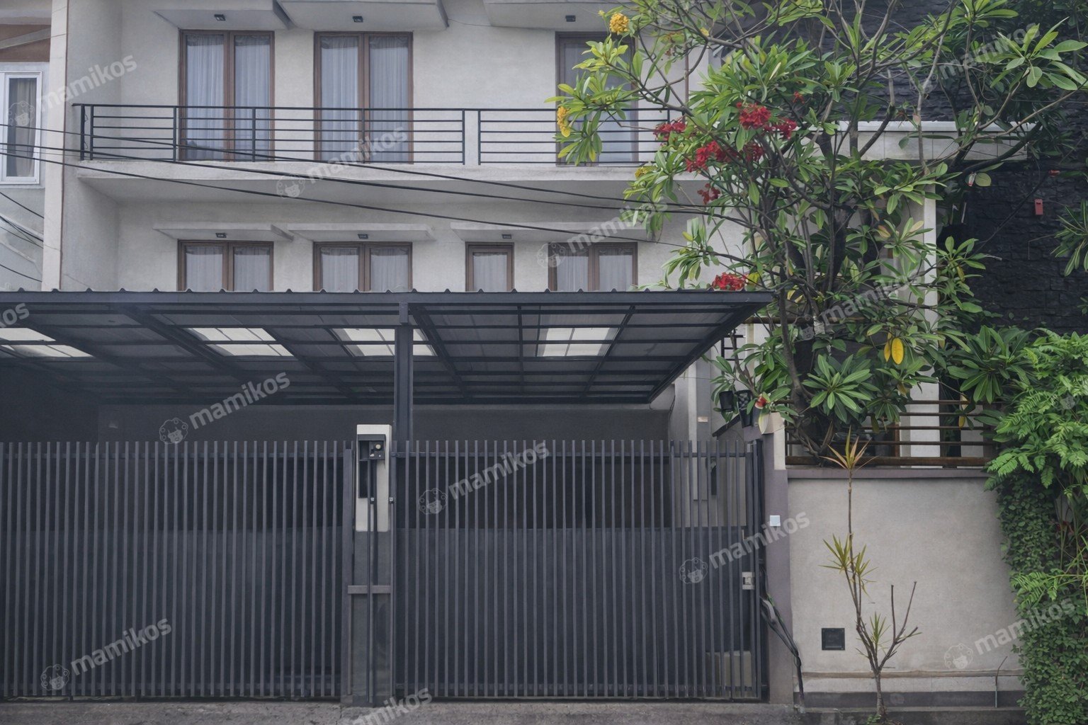 Rumah Sertifikat SHM 5 Kamar Tidur 5 Kamar Mandi Green Ville Jakarta Barat