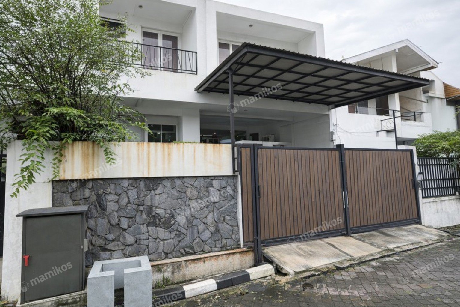 Rumah Sertifikat SHM 4 Kamar Tidur 4 Kamar Mandi Central Park Jakarta Barat
