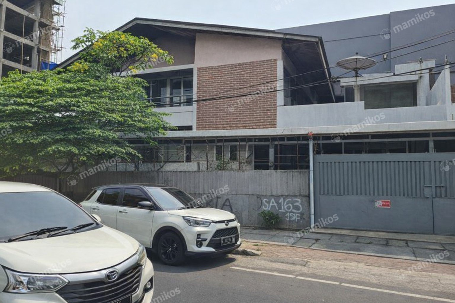 Rumah Sertifikat SHM 6 Kamar Tidur 3 Kamar Mandi Taman Kota Jakarta Barat