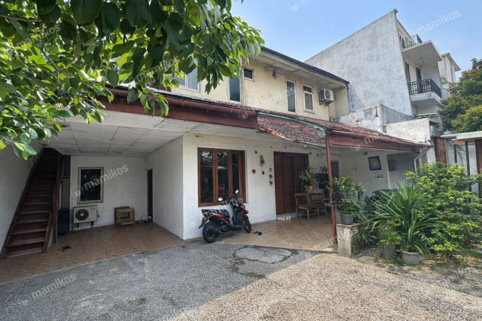 Rumah Sertifikat SHM 8 Kamar Tidur 4 Kamar Mandi Gandaria Jakarta Selatan