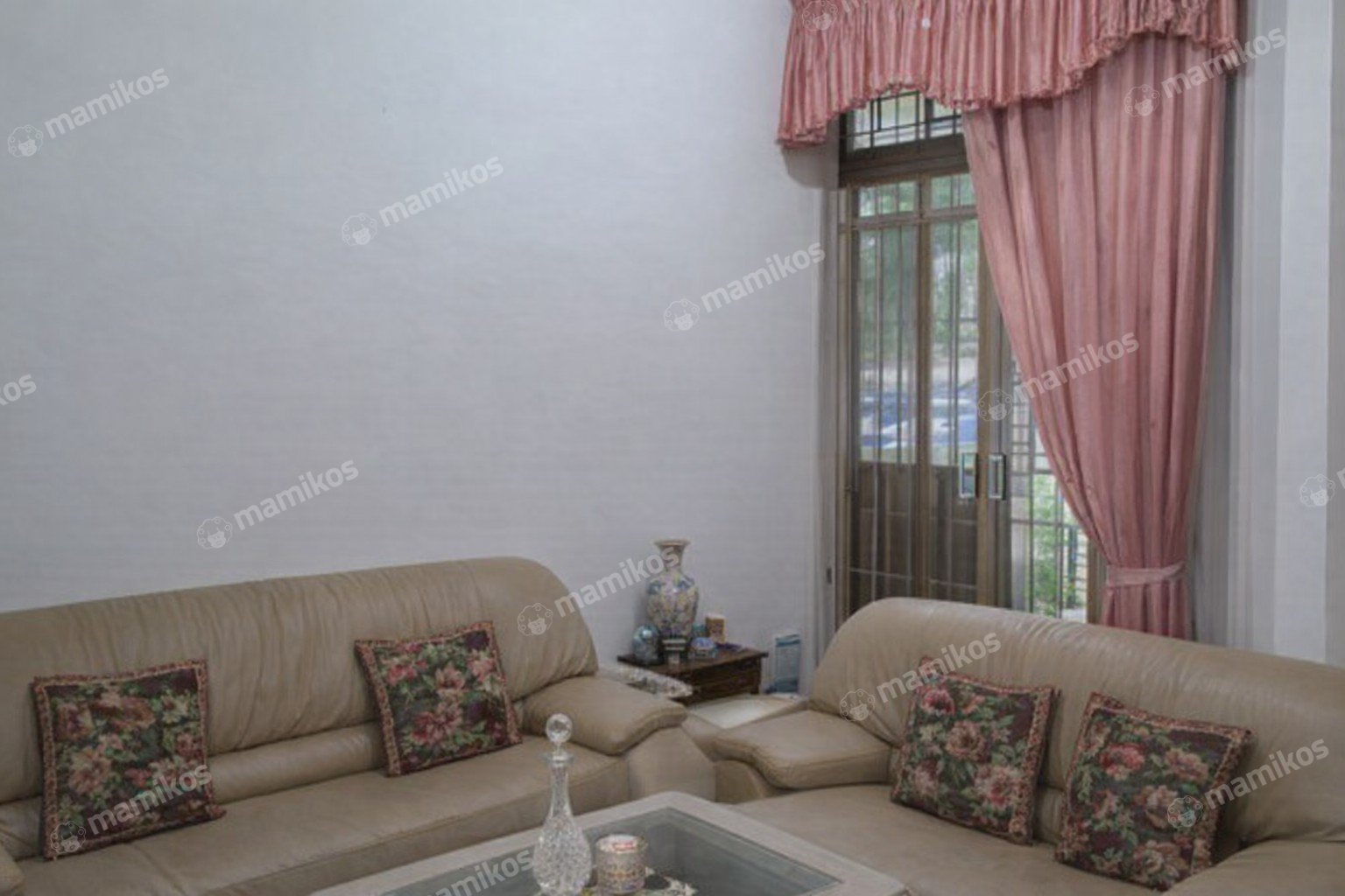 Rumah Sertifikat SHM 4 Kamar Tidur 4 Kamar Mandi Intercon Jakarta Barat