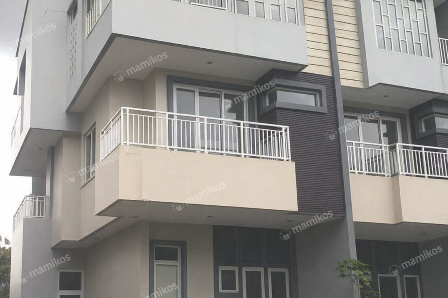 Rumah Sertifikat SHM 4 Kamar Tidur 4 Kamar Mandi Taman Surya Jakarta Barat