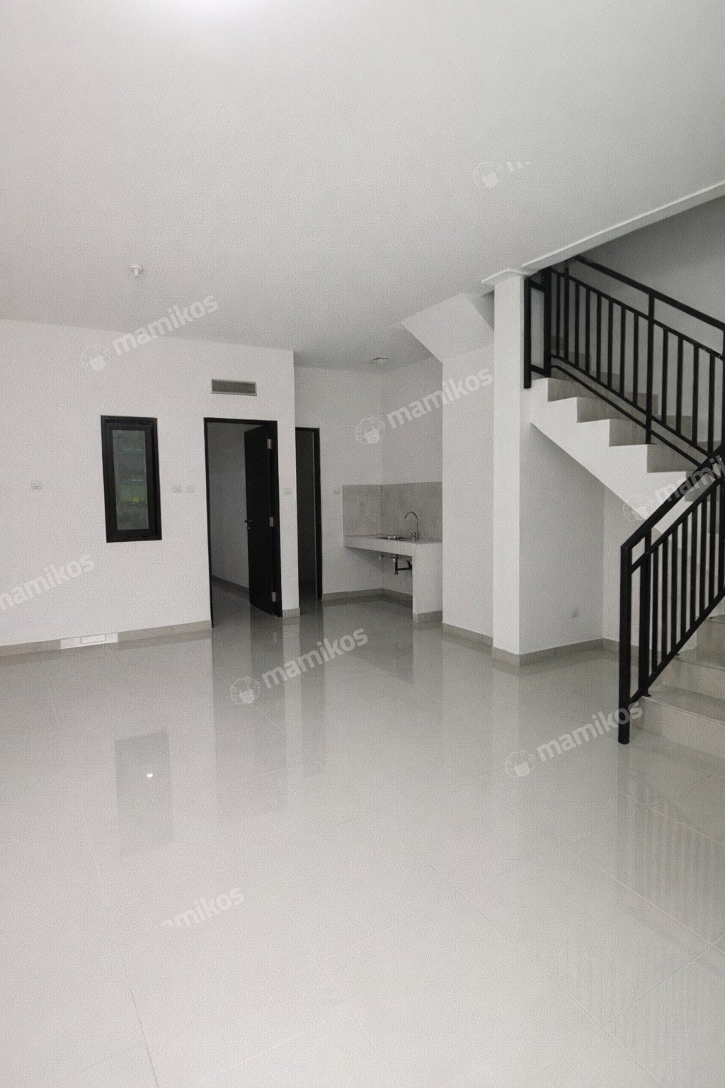 Rumah Sertifikat SHM 4 Kamar Tidur 3 Kamar Mandi Tanjung Duren Jakarta Barat - Photo 2
