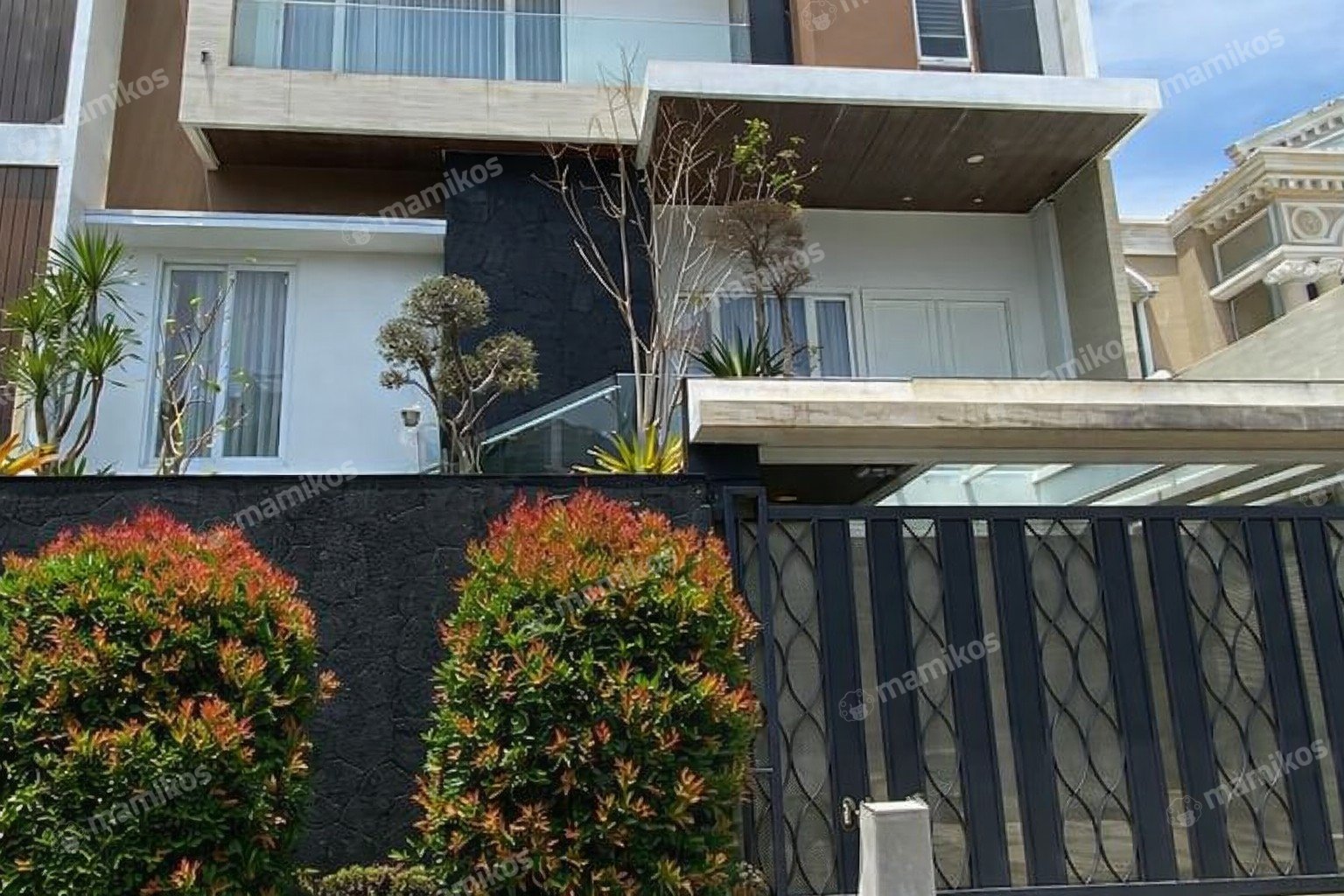 Rumah Sertifikat SHM 6 Kamar Tidur 6 Kamar Mandi Pantai Indah Kapuk Jakarta Utara