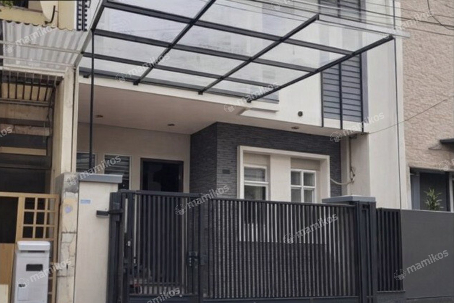 Rumah Sertifikat SHM 5 Kamar Tidur 3 Kamar Mandi Taman Ratu Jakarta Barat
