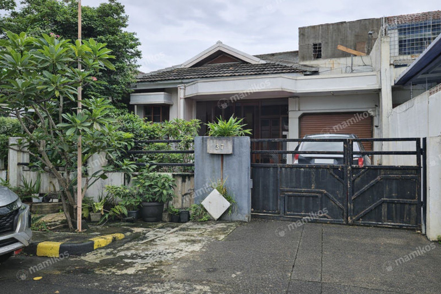 Rumah Sertifikat SHM 3 Kamar Tidur 2 Kamar Mandi Intercon Jakarta Barat