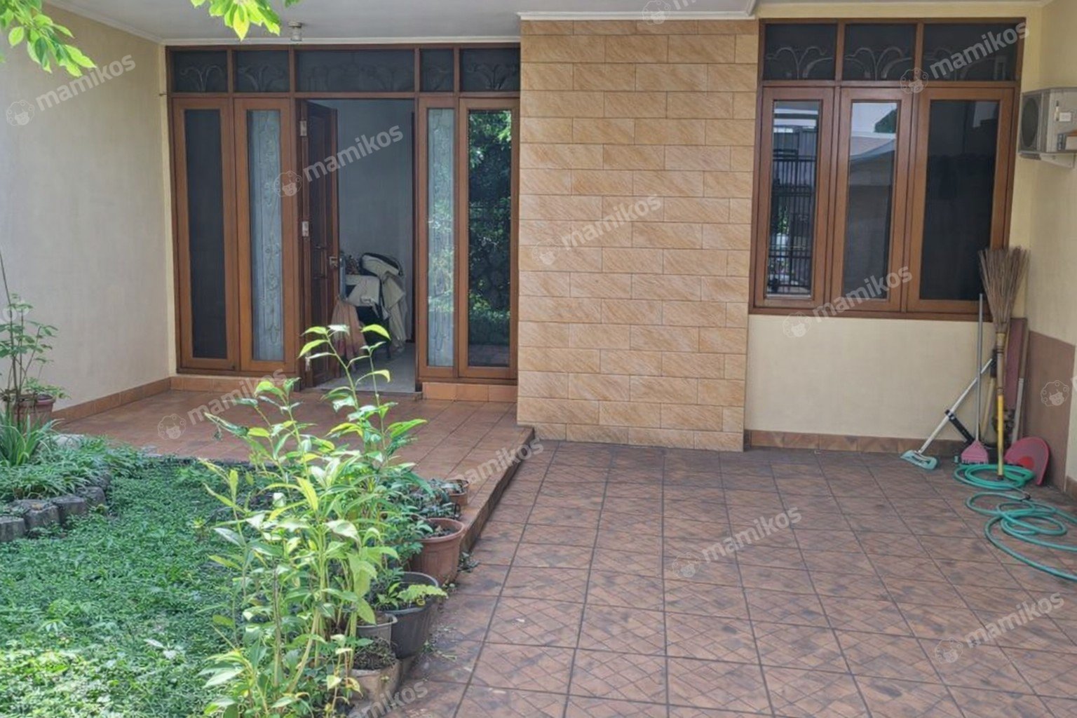 Rumah Sertifikat SHM 2 Kamar Tidur 1 Kamar Mandi Intercon Jakarta Barat