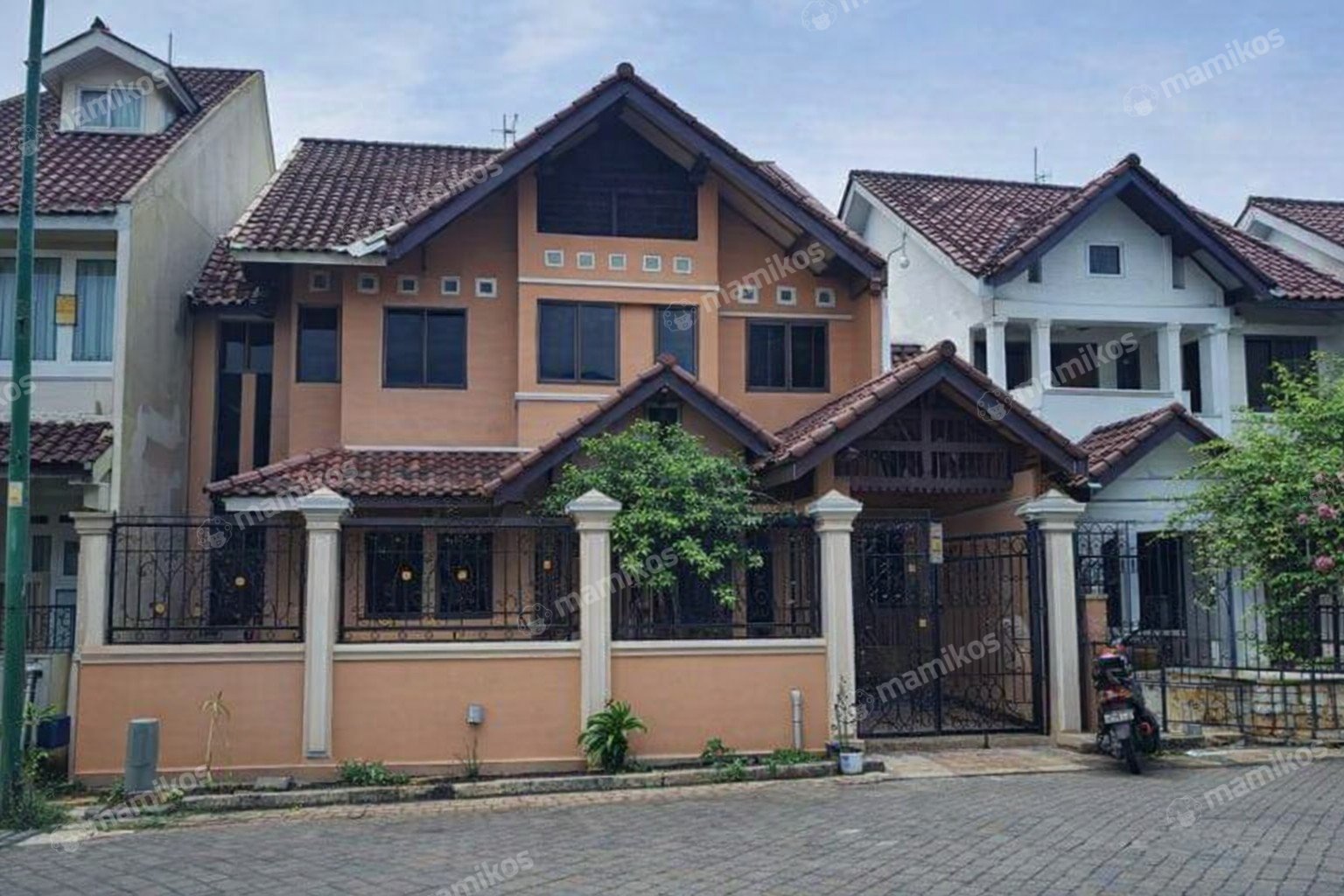 Rumah Sertifikat SHM 4 Kamar Tidur 4 Kamar Mandi Raffles Hills Jakarta Timur