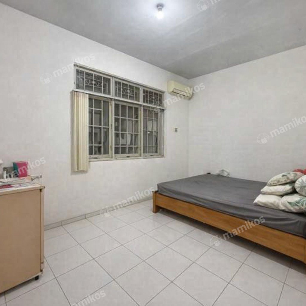 Rumah Sertifikat SHM 5 Kamar Tidur 3 Kamar Mandi Taman Ratu Jakarta Barat - Photo 2