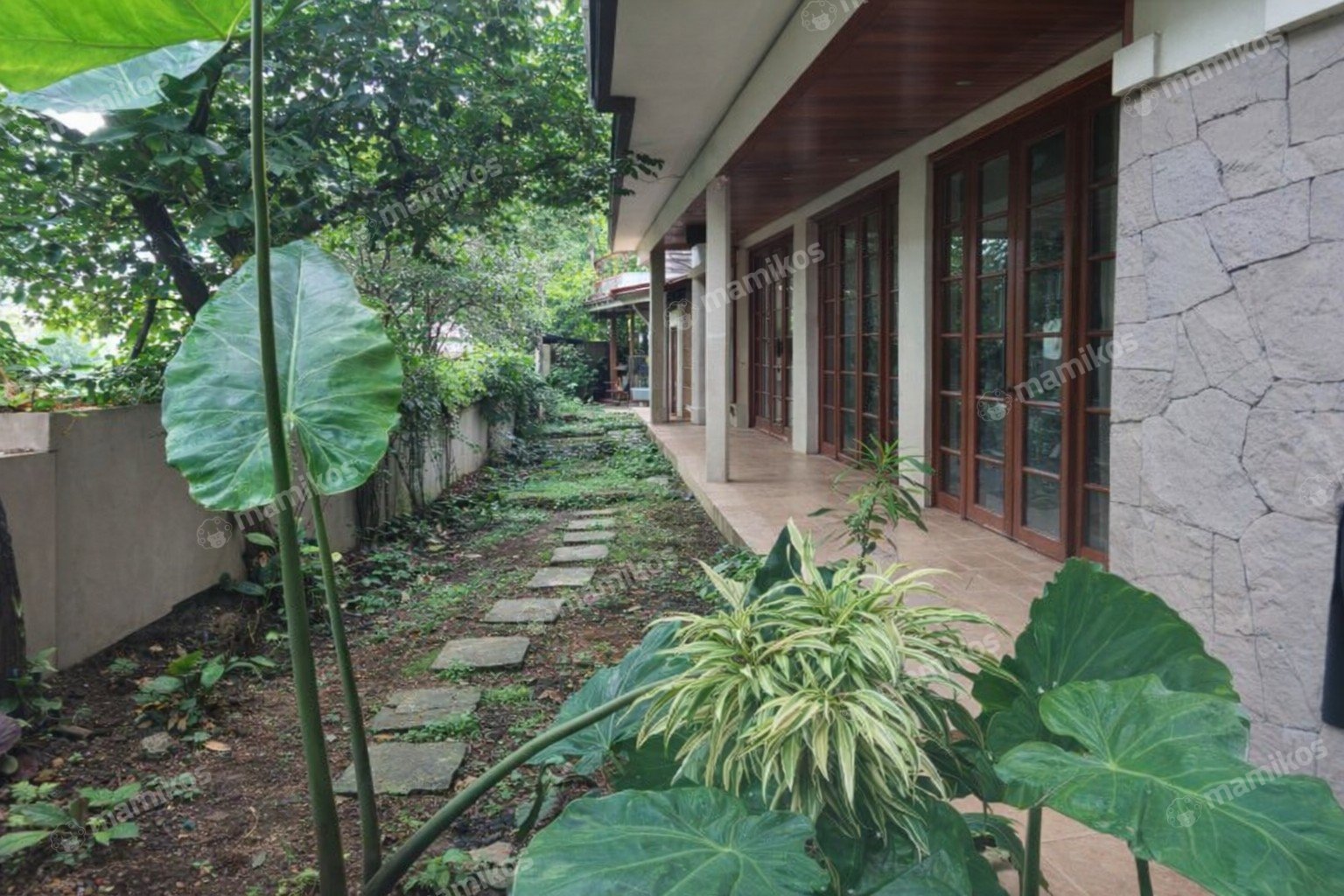 Rumah Sertifikat SHM 10 Kamar Tidur 8 Kamar Mandi Kramat Jati Jakarta Timur - Photo 2