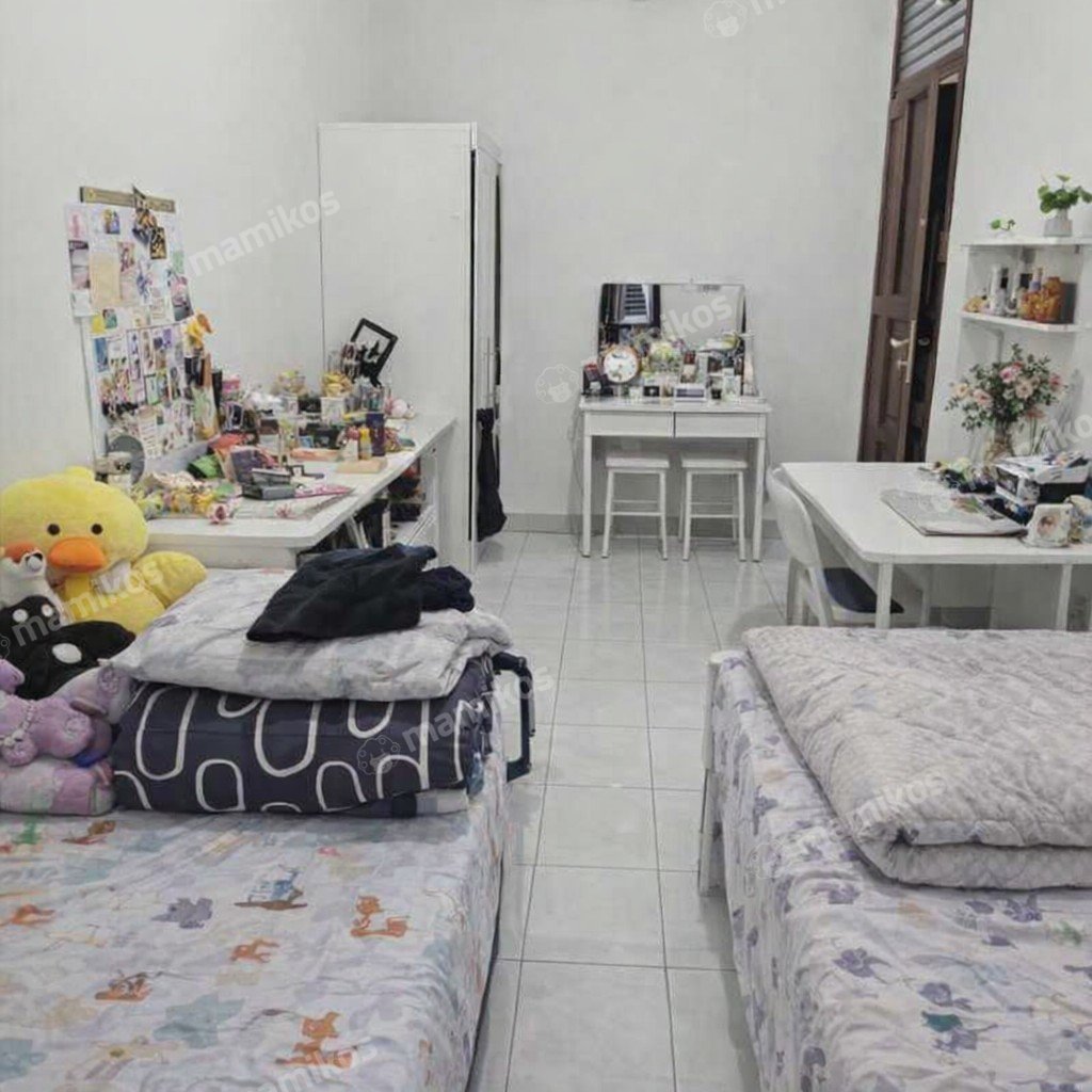 Rumah Sertifikat SHM 6 Kamar Tidur 4 Kamar Mandi Tanjung Duren Jakarta Barat - Photo 2