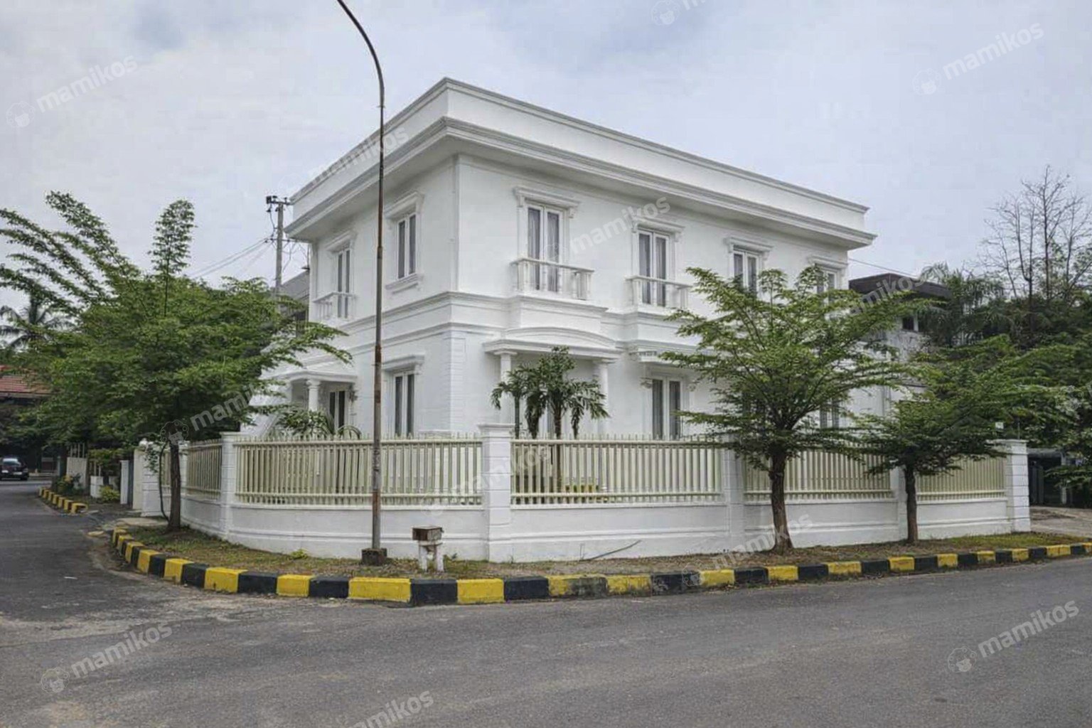 Rumah Sertifikat SHM 4 Kamar Tidur 4 Kamar Mandi Intercon Jakarta Barat - Photo 4
