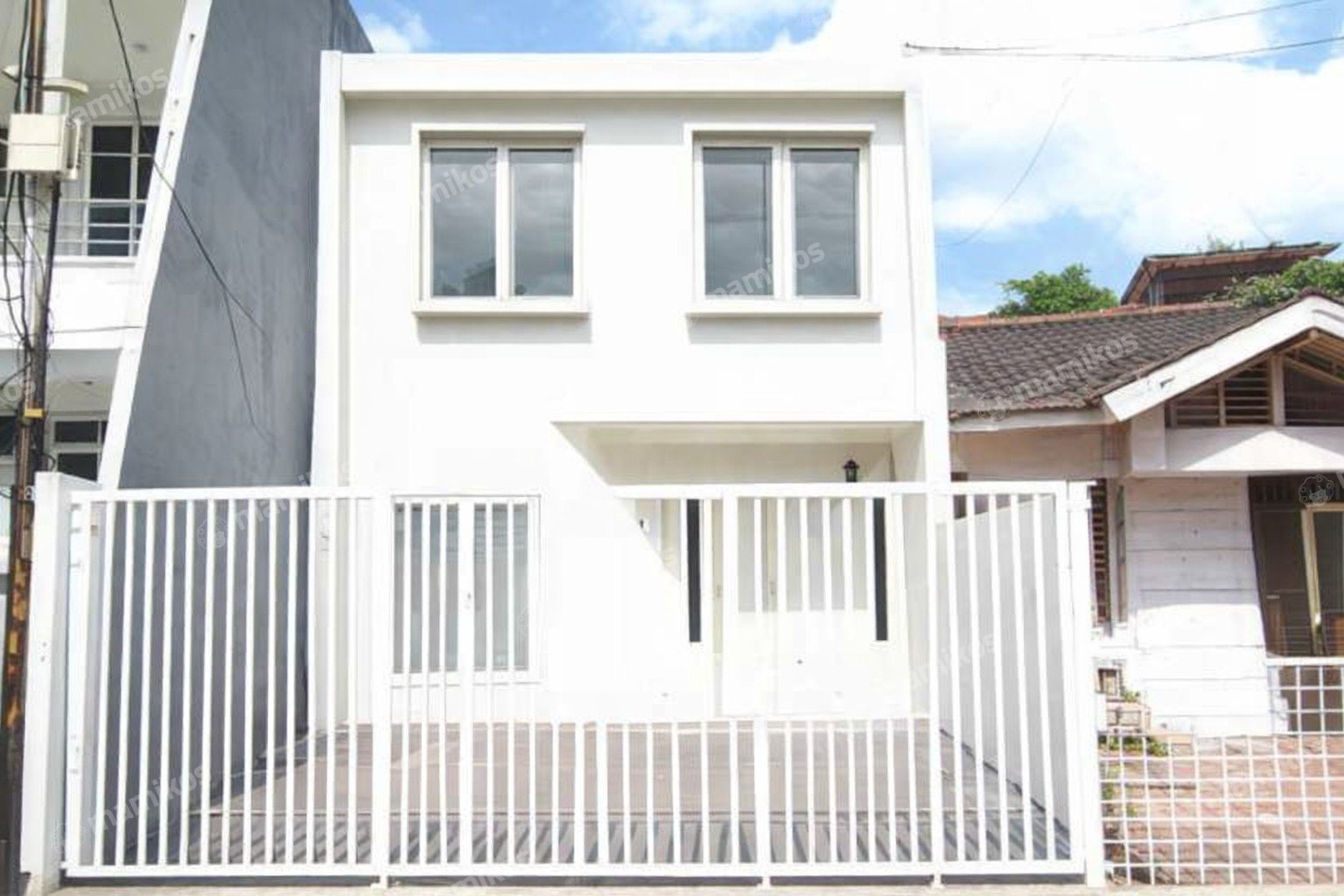 Rumah Sertifikat SHM 2 Kamar Tidur 3 Kamar Mandi Taman Surya Jakarta Barat