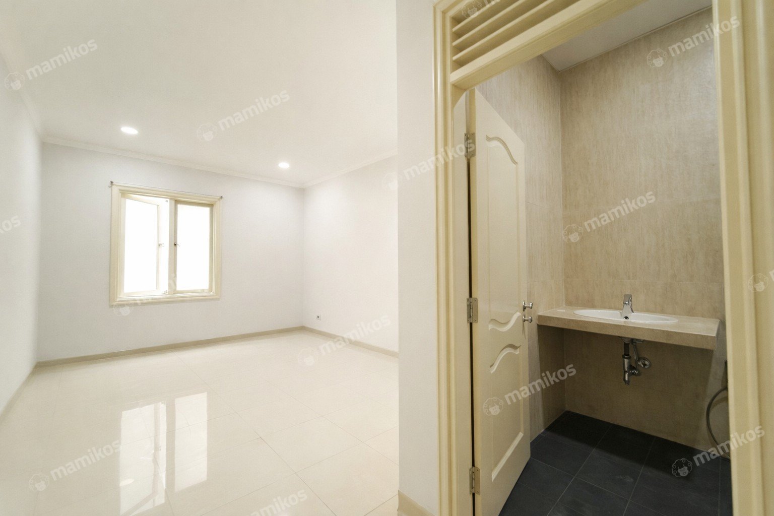 Rumah 4 Kamar Tidur 4 Kamar Mandi 3 Lantai Pantai Indah Kapuk Jakarta Utara - Photo 2
