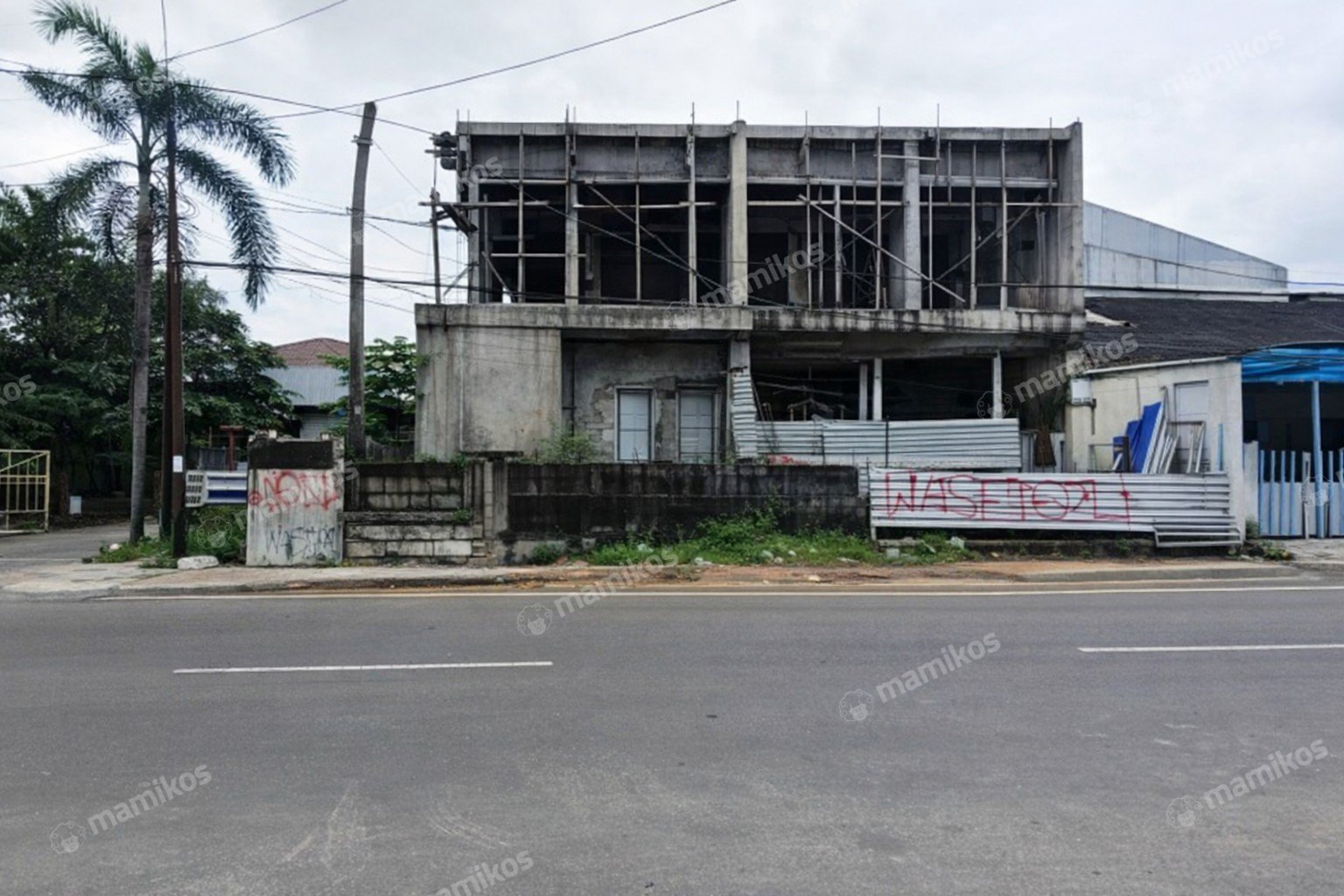 Rumah 4 Kamar Tidur 4 Kamar Mandi 3 Lantai Joglo Jakarta Barat