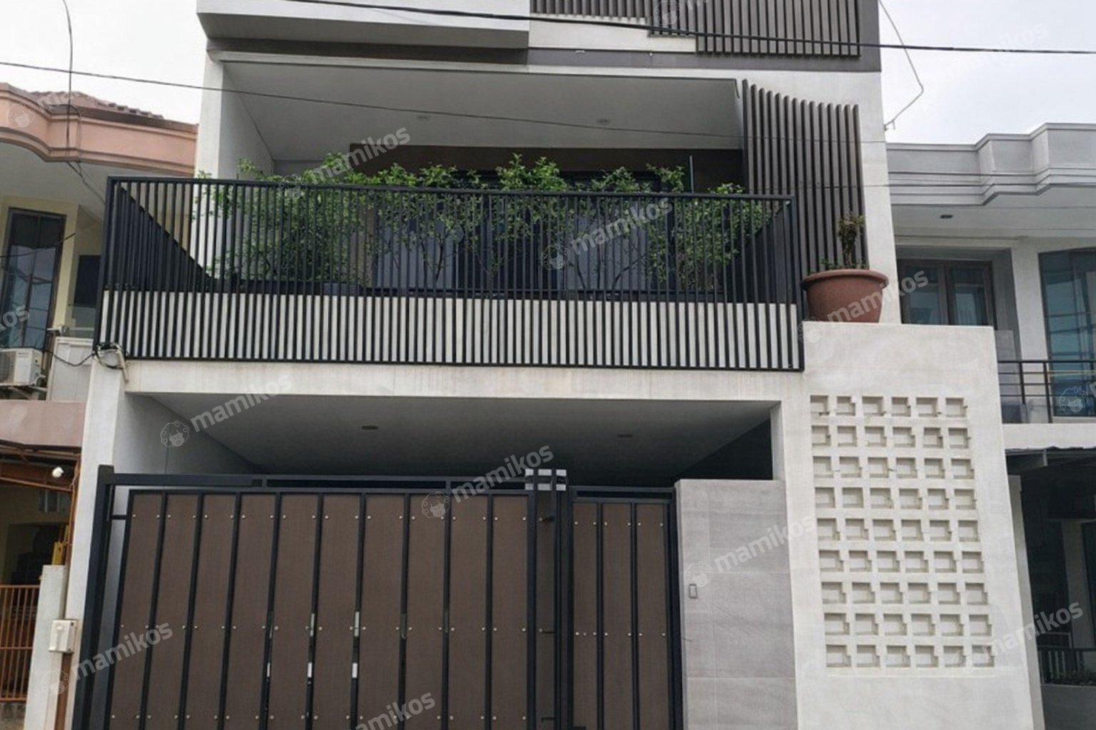 Rumah Sertifikat SHM 4 Kamar Tidur 3 Kamar Mandi Green garden Jakarta Barat
