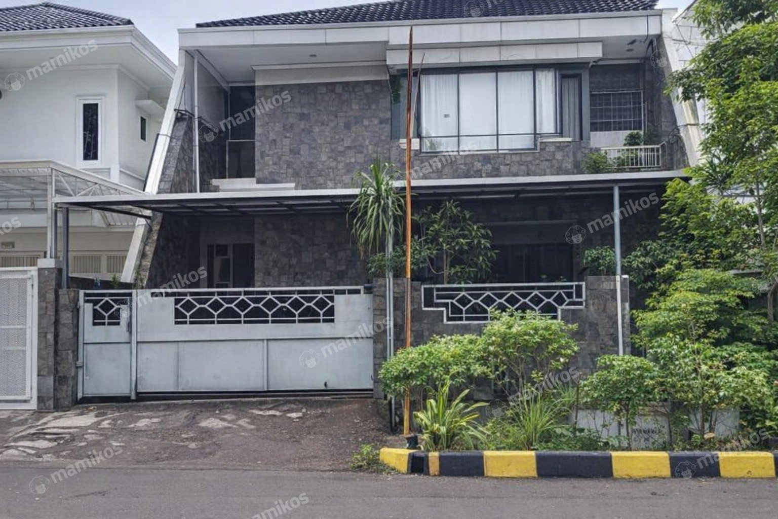 Rumah Sertifikat SHM 4 Kamar Tidur 4 Kamar Mandi Intercon Jakarta Barat