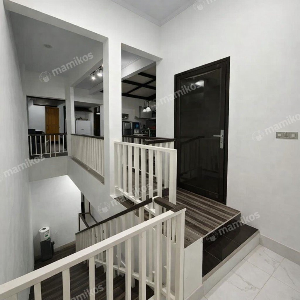 Rumah Sertifikat SHM 11 Kamar Tidur 9 Kamar Mandi Kebon Jeruk Jakarta Barat - Photo 3