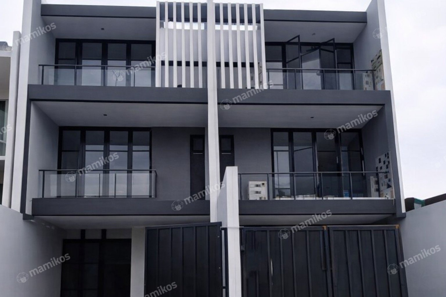 Rumah Sertifikat SHM 4 Kamar Tidur 4 Kamar Mandi Sunrise Garden Jakarta Barat