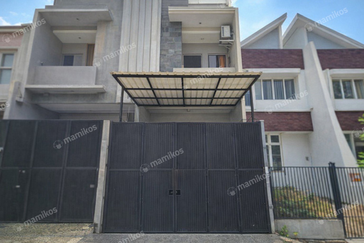 Rumah Sertifikat SHM 4 Kamar Tidur 4 Kamar Mandi Taman Ratu Jakarta Barat