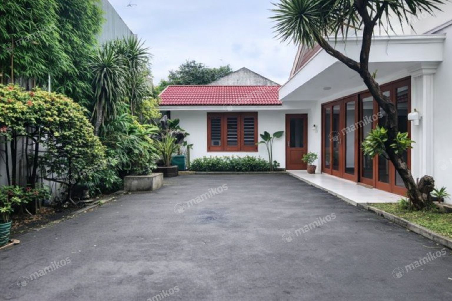 Rumah Sertifikat SHM 7 Kamar Tidur 5 Kamar Mandi Kemang Jakarta Selatan