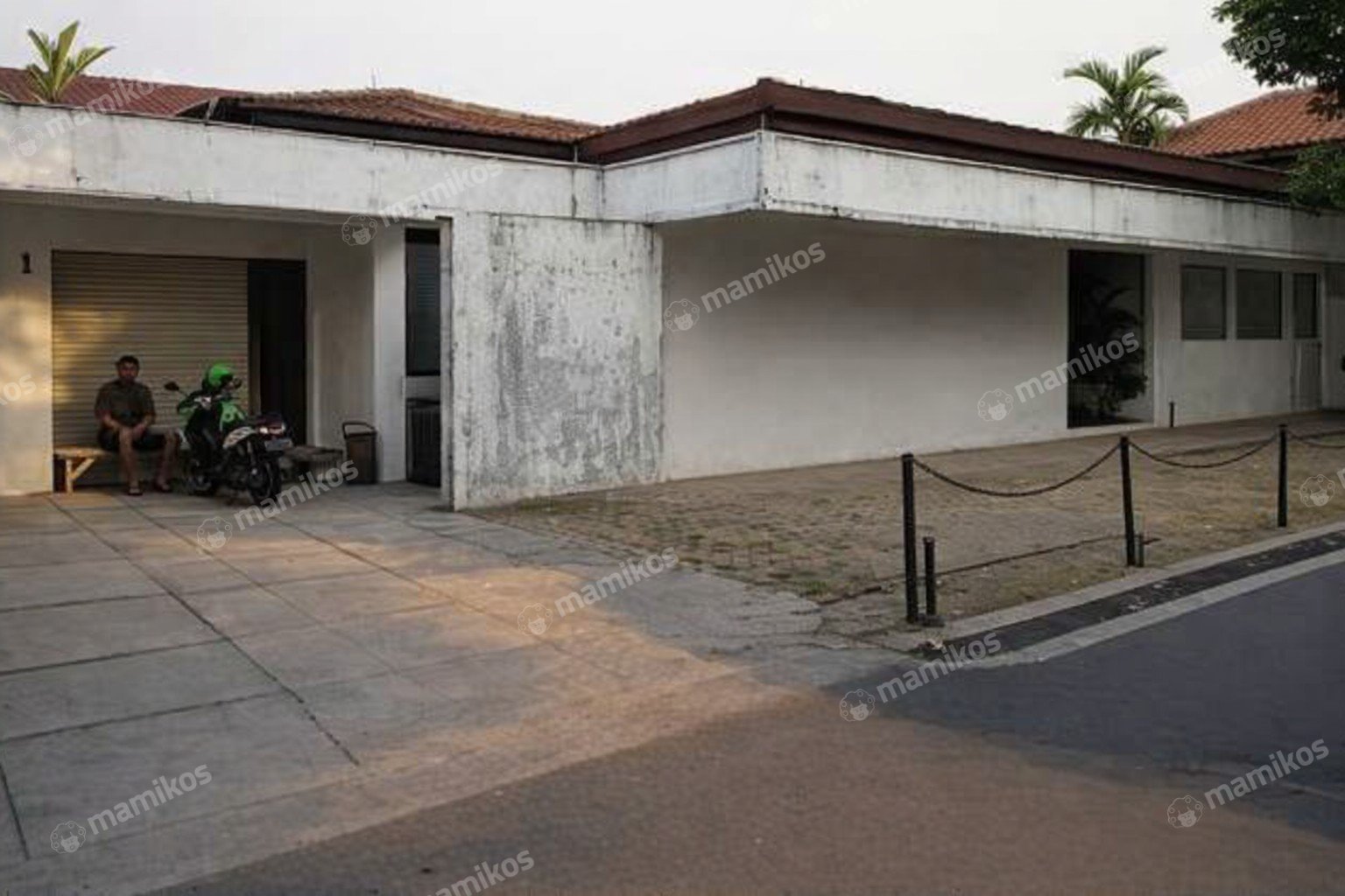 Rumah Sertifikat SHM 10 Kamar Tidur 4 Kamar Mandi Kemang Jakarta Selatan