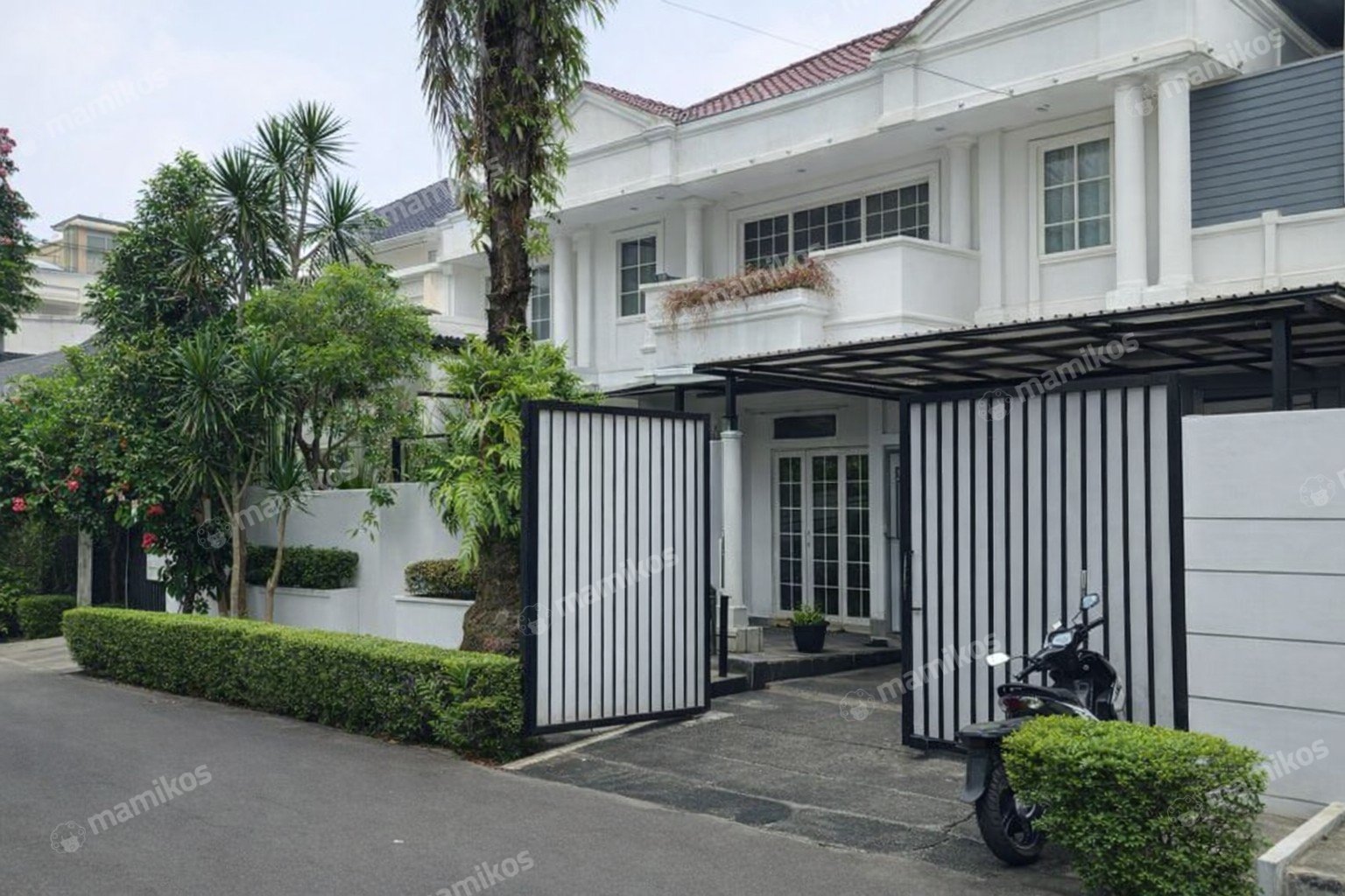 Rumah Sertifikat SHM 4 Kamar Tidur 4 Kamar Mandi Mega Kuningan Jakarta Selatan