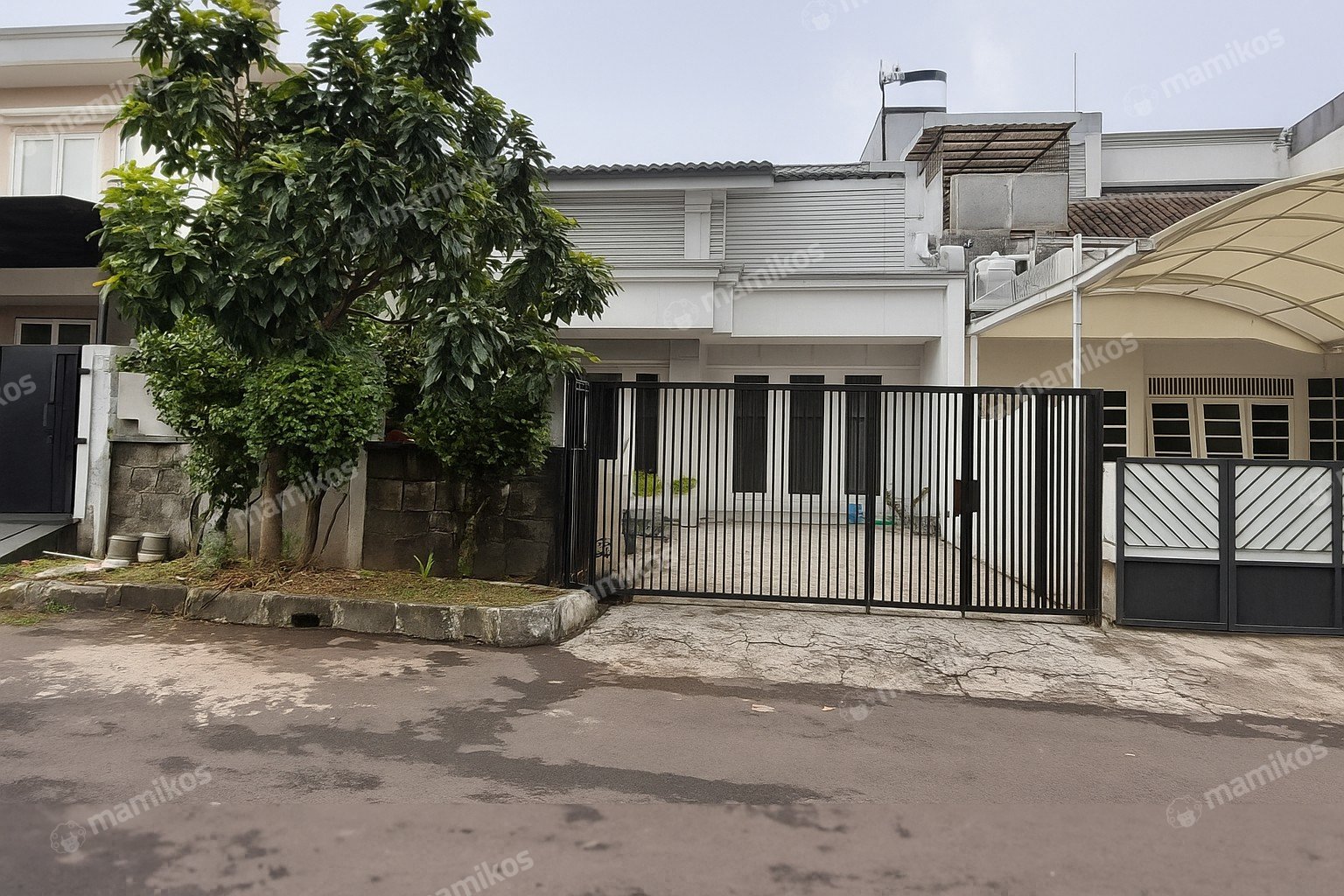 Rumah Sertifikat SHM 4 Kamar Tidur 2 Kamar Mandi Intercon Jakarta Barat