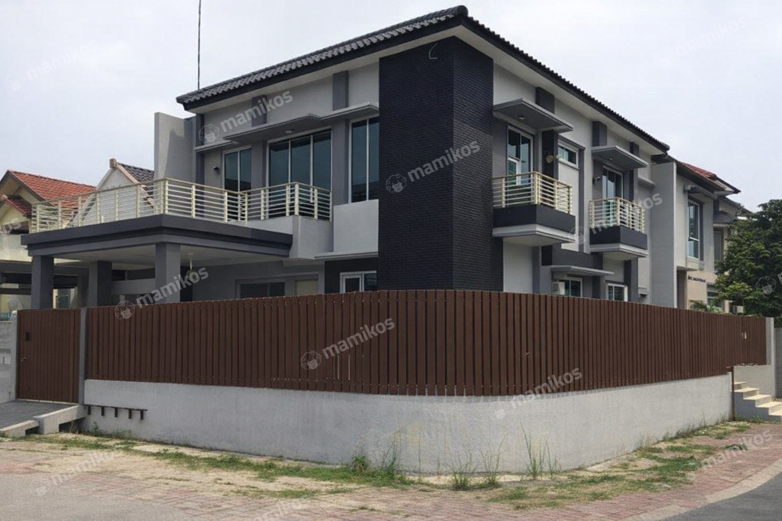 Rumah 4 Kamar Tidur 3 Kamar Mandi 2 Lantai Taman Surya Jakarta Barat